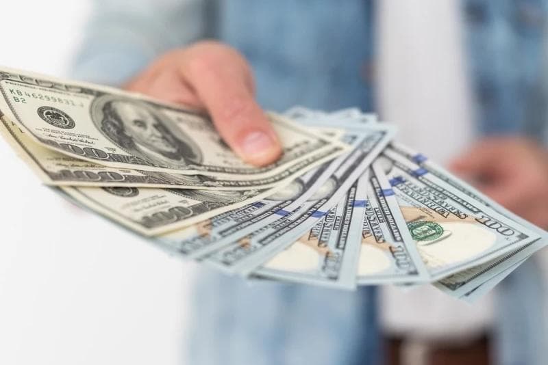 Hands holding Lawsuit Loan cash